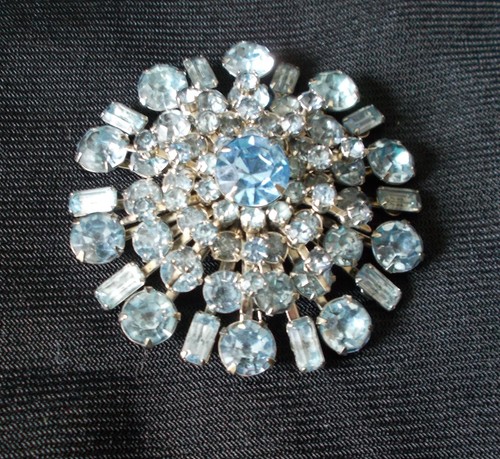 Vintage blue rhinestone brooch - blue,